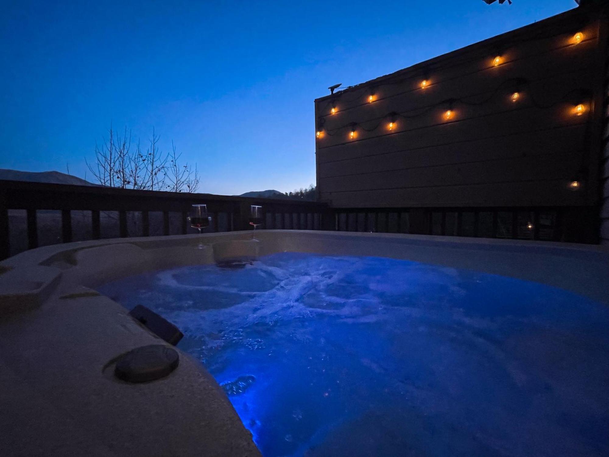 Heavenly View - Bear Themed Cabin, Hottub, Dog-Friendly, Near Гетлинбург Екстериор снимка