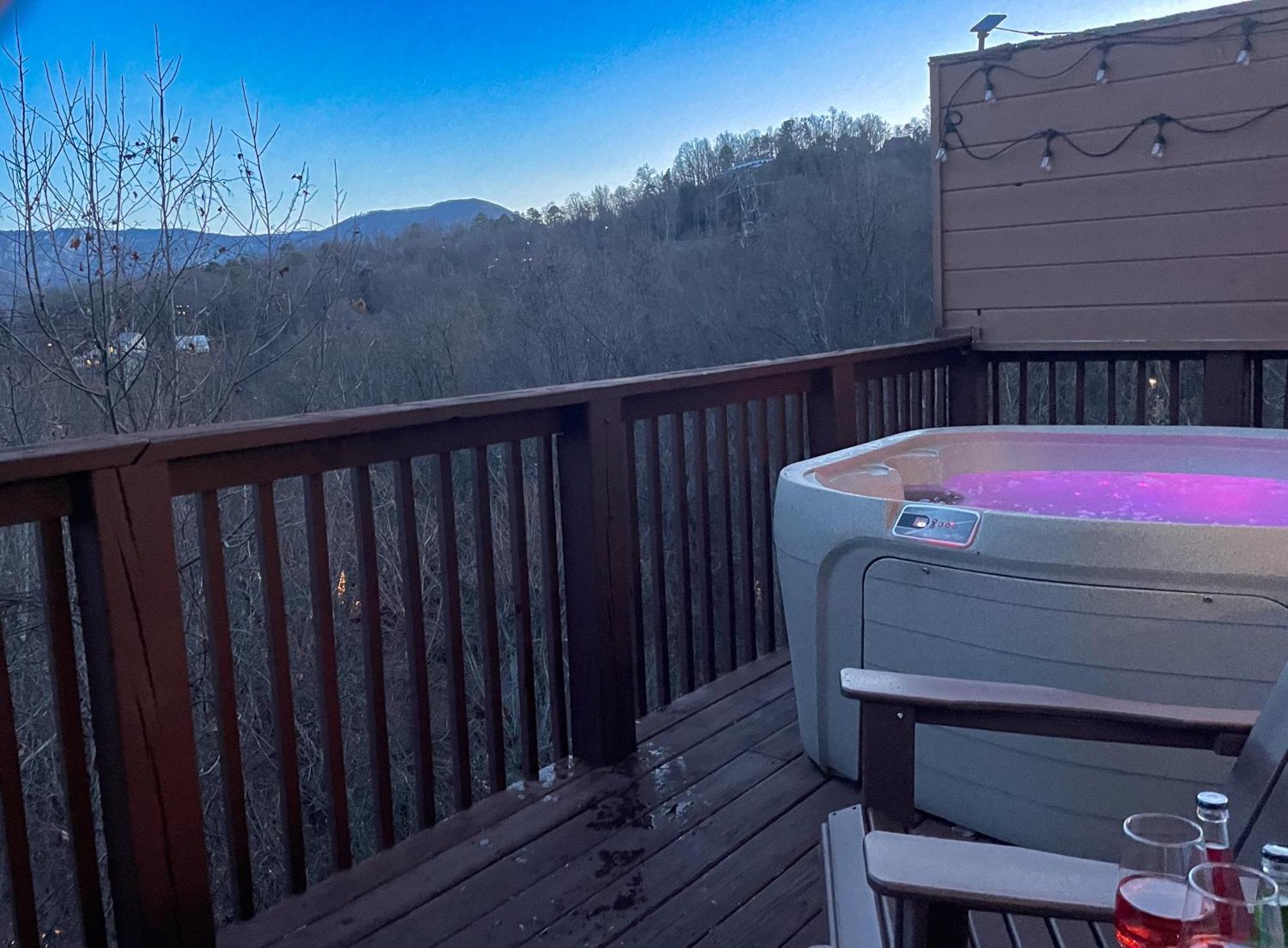 Heavenly View - Bear Themed Cabin, Hottub, Dog-Friendly, Near Гетлинбург Екстериор снимка