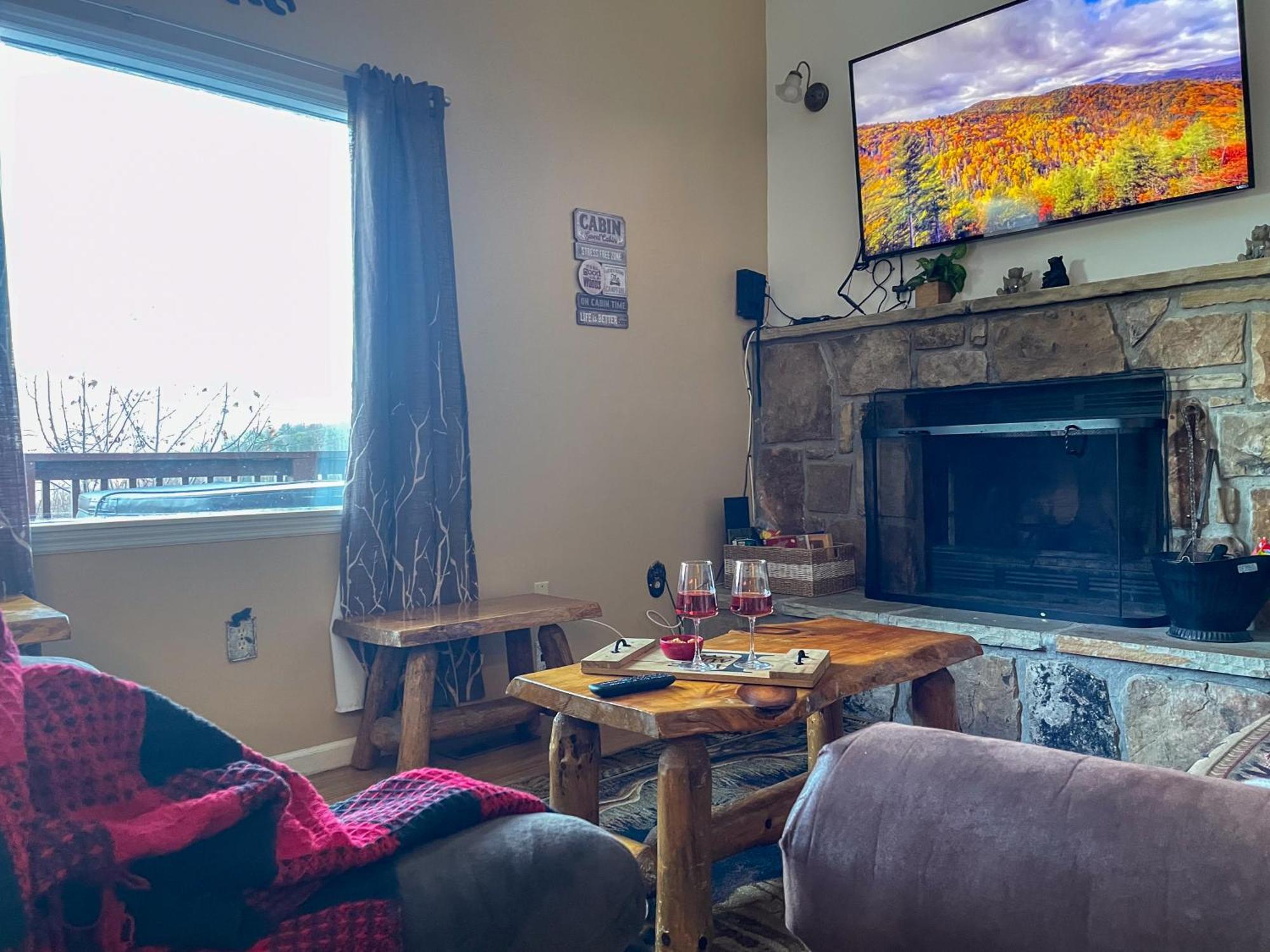 Heavenly View - Bear Themed Cabin, Hottub, Dog-Friendly, Near Гетлинбург Екстериор снимка